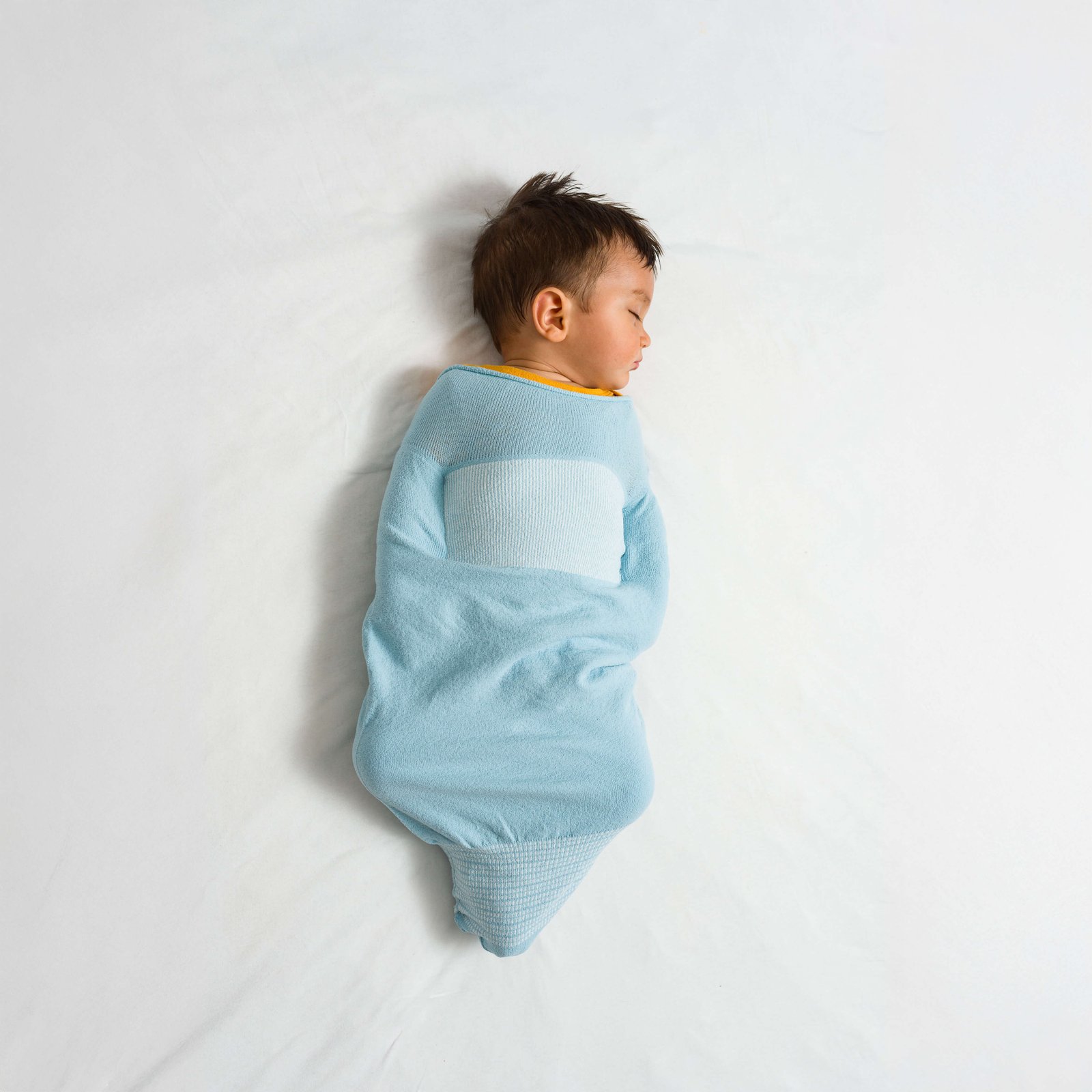 Bebê enrolado no swaddle PUPA